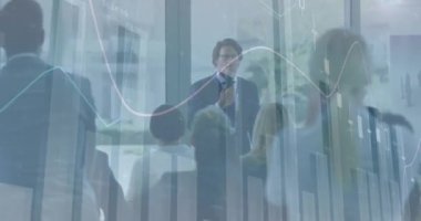 İş adamlarının tezahürat yapması üzerine istatistiksel işlemlerin animasyonu. küresel iş, veri işleme ve dijital arayüz kavramı dijital olarak oluşturulmuş video.