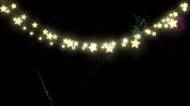 Yılbaşı ve gece gökyüzünde havai fişeklerle yıldız peri ışıklarının animasyonu. Noel, yeni yıl, kutlama, parti ve geleneksel konsept dijital olarak oluşturulmuş video.