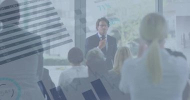 İş adamlarının tezahürat yapması üzerine istatistiksel işlemlerin animasyonu. küresel iş, veri işleme ve dijital arayüz kavramı dijital olarak oluşturulmuş video.