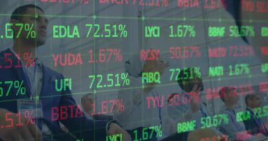 Konferanstaki iş adamları üzerinde finansal veri işleme animasyonu. küresel iş, veri işleme ve dijital arayüz kavramı dijital olarak oluşturulmuş video.