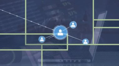 Mavi arkaplanda dijital simgeler ve veri işleme ağları animasyonu. küresel bağlantılar ve ağ konsepti dijital olarak oluşturulmuş video.