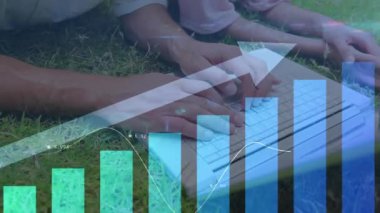 Dizüstü bilgisayarla insan üzerinde işlenen ok ve istatistiklerin animasyonu. küresel iş, dijital arayüz ve veri işleme kavramı dijital olarak oluşturulmuş video.