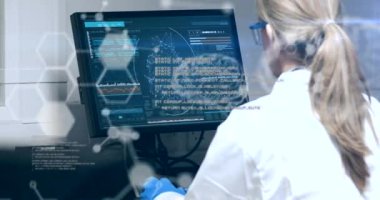 Bilimsel veri işleme animasyonu bilgisayar kullanarak kadın bilim adamının üzerinde. küresel bilim, araştırma, veri işleme ve dijital arayüz kavramı dijital olarak oluşturulmuş video.