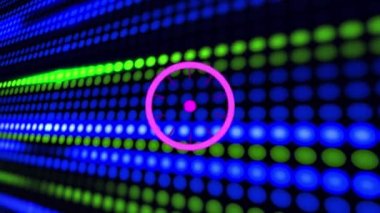 Bilgisayar sunucusunun parlayan mavi ve yeşil ışıkları üzerinde pembe tarayıcının işlemesinin animasyonu. enerji, iletişim ve veri aktarım konsepti dijital olarak oluşturulmuş video.