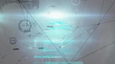 Ekranlarda ve bağlantı ağında veri işleme animasyonu. küresel bağlantılar ve ağlar konsepti dijital olarak oluşturulmuş video.