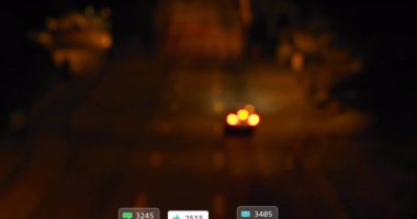 Odak şehir ve trafik ışıkları dışında sosyal medya simgeleri ve numaralarının animasyonu. küresel sosyal medya, bağlantılar ve dijital arayüz konsepti dijital olarak oluşturulmuş video.