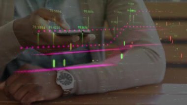 Akıllı telefon kullanarak iş adamının istatistiksel işlemlerinin animasyonu. küresel iş, dijital arayüz ve veri işleme kavramı dijital olarak oluşturulmuş video.