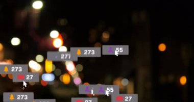 Odak şehir ve trafik ışıkları dışında sosyal medya simgeleri ve numaralarının animasyonu. küresel sosyal medya, bağlantılar ve dijital arayüz konsepti dijital olarak oluşturulmuş video.
