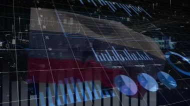Siyah arka planda Rusya bayrağı üzerinde veri işleme ve grafiklerin animasyonu. Rus ekonomisi ve iş konsepti dijital olarak oluşturulmuş video.