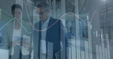 İş adamı istatistiklerinin animasyonu. küresel iş, veri işleme ve dijital arayüz kavramı dijital olarak oluşturulmuş video.