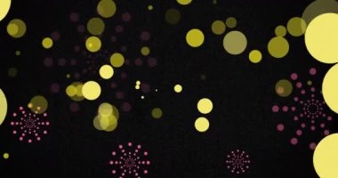 Pembe havai fişek patlamaları ve siyah arkaplanda sarı ışık lekeleri. Yeni yıl, kutlama, parti ve olay konsepti dijital olarak oluşturulmuş video.