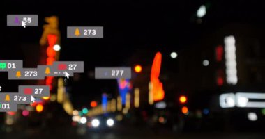 Yol trafiği ve şehir ışıkları üzerinde sosyal medya simgeleri ve numaralarının animasyonu. küresel sosyal medya, bağlantılar ve dijital arayüz konsepti dijital olarak oluşturulmuş video.
