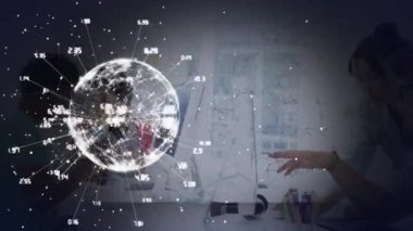 Global ağ ve saat animasyonları tarayıcı verileri işyerindeki gülümseyen adam ve kadın üzerinde işliyor. küresel iletişim teknolojisi ve veri paylaşım konsepti dijital olarak oluşturulmuş video.