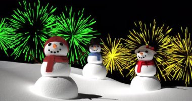Sarı ve yeşil Noel 'li kardan adam animasyonu ve gece gökyüzünde patlayan yeni yıl havai fişekleri. Noel, yeni yıl, kutlama, parti ve geleneksel konsept dijital olarak oluşturulmuş video.