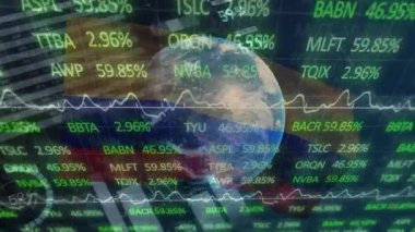 Siyah arka planda Kolombiya bayrağı üzerinde veri işleme ve küre animasyonu. Kolombiya ekonomisi, ulusal ve küresel iş konsepti dijital olarak üretilen video.