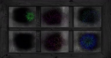 Renkli noeller ve yeni yıl havai fişeklerinin gece gökyüzünde patladığı bir pencere animasyonu. Noel, yeni yıl, kutlama, parti ve geleneksel konsept dijital olarak oluşturulmuş video.