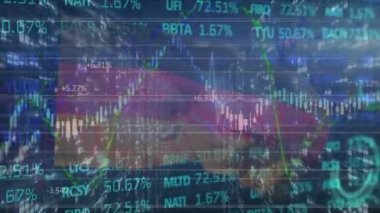 Siyah arka planda Almanya bayrağı üzerinde grafik ve veri işleme animasyonları. Alman ekonomisi ve iş konsepti dijital olarak üretilen video.