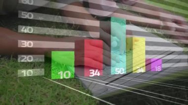 İş adamının dizüstü bilgisayarla işlediği istatistiklerin animasyonu. küresel iş, dijital arayüz ve veri işleme kavramı dijital olarak oluşturulmuş video.