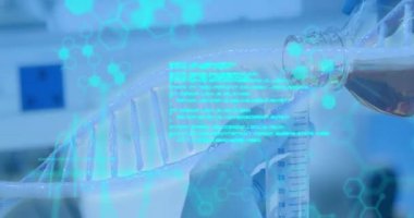 DNA iplikçikleri üzerinde bilimsel veri işleme animasyonu. küresel bilim, araştırma, veri işleme ve dijital arayüz kavramı dijital olarak oluşturulmuş video.