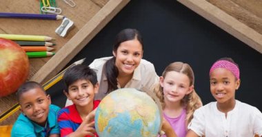 Gülümseyen melez kadın öğretmenin ve dünyanın dört bir yanına dağılmış çeşitli okul çocuklarının animasyonu. eğitim, okul ve öğretim konsepti dijital olarak oluşturulmuş video.