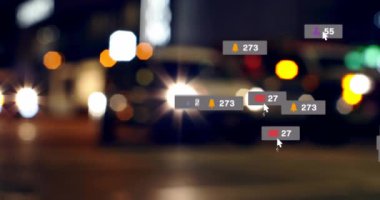Odak şehir ve trafik ışıkları dışında sosyal medya simgeleri ve numaralarının animasyonu. küresel sosyal medya, bağlantılar ve dijital arayüz konsepti dijital olarak oluşturulmuş video.