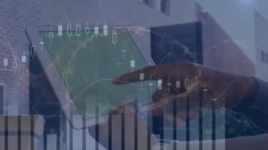 Beyin dönüşünün animasyonu ve yeşil ekranlı tablet kullanan bir adamın istatistikleri. küresel iş, veri işleme ve dijital arayüz kavramı dijital olarak oluşturulmuş video.