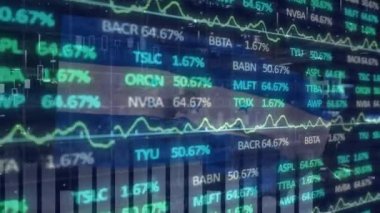 Siyah arkaplanda Honduras bayrağı üzerinde grafik ve veri işleme animasyonları. honduras ekonomisi ve iş konsepti dijital olarak oluşturulmuş video.