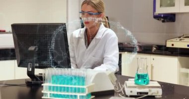 Bilgisayar kullanan kadın bilim adamı yerine DNA ipliği ve insan beyni animasyonu. küresel bilim, araştırma, veri işleme ve dijital arayüz kavramı dijital olarak oluşturulmuş video.