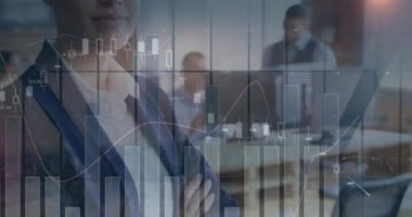 İş adamlarının konferanstaki istatistiksel işlemlerinin animasyonu. küresel iş, veri işleme ve dijital arayüz kavramı dijital olarak oluşturulmuş video.