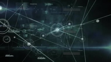 Ekranlarda ve bağlantı ağında veri işleme animasyonu. küresel bağlantılar ve ağlar konsepti dijital olarak oluşturulmuş video.