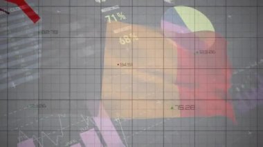 Siyah arka planda Belçika bayrağı üzerinde veri işleme ve grafiklerin animasyonu. Belçika ekonomisi ve iş konsepti dijital olarak oluşturulmuş video.