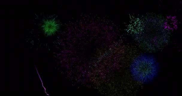 夜空に爆発するカラフルなクリスマスと新年の花火のアニメーション クリスマス お祝い パーティー 伝統的なコンセプトをデジタルで生成したビデオ — ストック動画