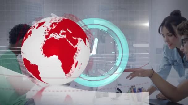 Animacja Globu Skanera Danymi Zegarowymi Nad Różnymi Kolegami Pracującymi Biurze — Wideo stockowe