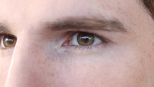 Etrafa Bakan Meraklı Kafası Karışmış Beyaz Adamın Gözlerini Kapayın Keşif — Stok video