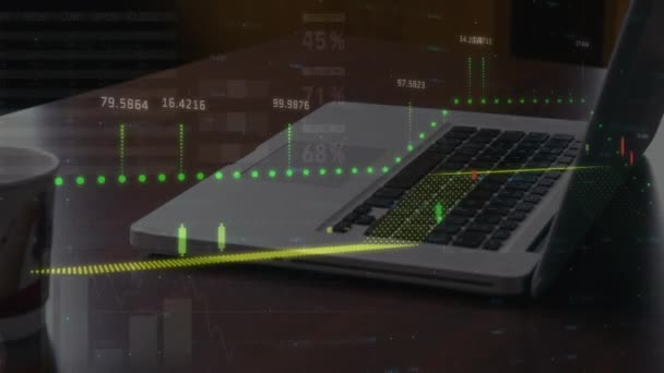 Animatie van statistische verwerking via laptop — Stockvideo