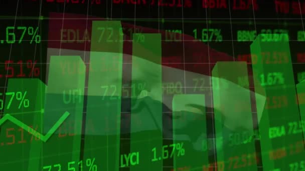 緑のグラフのアニメーションと黒の背景にハンガリーのフラグ上のデータ処理 ハンガリーの経済とビジネスの概念をデジタルで — ストック動画