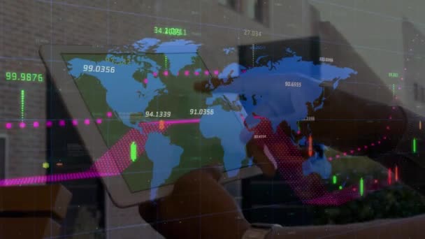 Animación Procesamiento Estadísticas Mapa Del Mundo Sobre Hombre Negocios Utilizando — Vídeos de Stock
