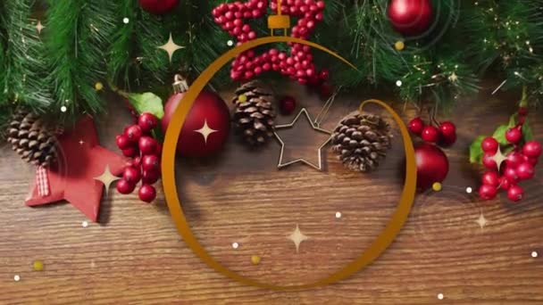 Animation Von Weihnachtsgrüßen Über Weihnachtsdekorationen Auf Holzgrund Weihnachtstradition Und Festkonzept — Stockvideo
