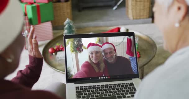 Diversas Amigas Mayores Que Utilizan Ordenador Portátil Para Videollamada Navidad — Vídeo de stock