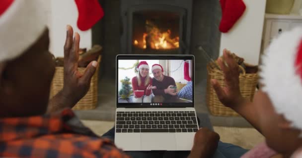 Африканська Американська Пара Сантовими Капелюхами Використовує Ноутбук Христмас Відео Дзвінка — стокове відео
