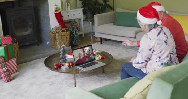 高级高加索夫妇使用笔记本电脑与快乐的男人在屏幕上进行圣诞视频通话 圣诞节 节日和通信技术 — 图库视频影像