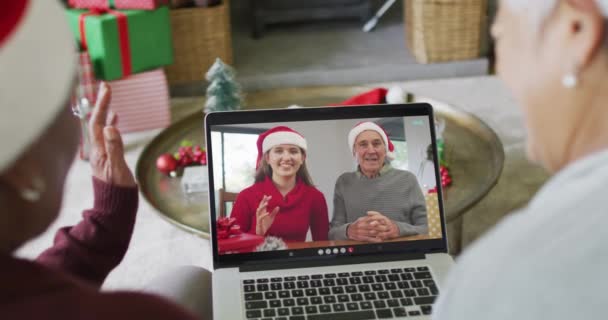 Diversas Amigas Mayores Que Utilizan Ordenador Portátil Para Videollamadas Navidad — Vídeo de stock