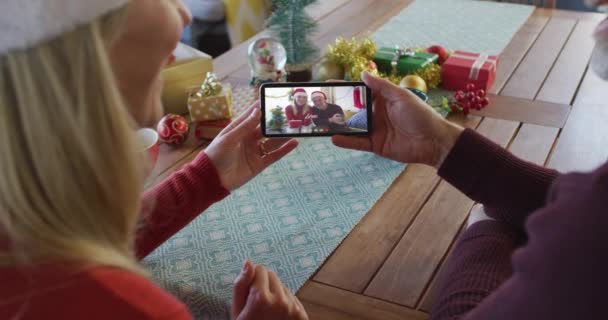 Cuplu Caucazian Pălării Moș Crăciun Folosind Smartphone Pentru Apel Video — Videoclip de stoc