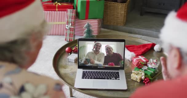 高级高加索夫妇使用笔记本电脑在屏幕上与快乐的家人进行圣诞视频通话 圣诞节 节日和通信技术 — 图库视频影像