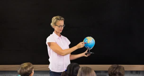 Kafkas Kadın Öğretmen Çeşitli Öğrencilerin Güvertede Canlandırılması Eğitim Okul Öğretim — Stok video