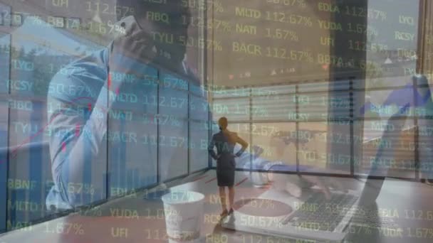 使用笔记本电脑对女商人和商人进行金融数据处理动画 全球商业 数字接口和数据处理概念数字生成的视频 — 图库视频影像