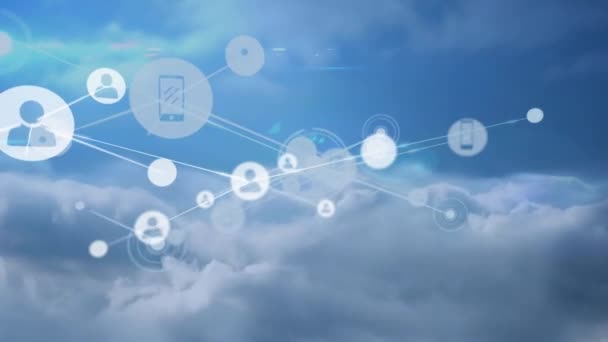 Animation Des Netzwerks Von Verbindungen Mit Menschen Symbolen Über Wolken — Stockvideo