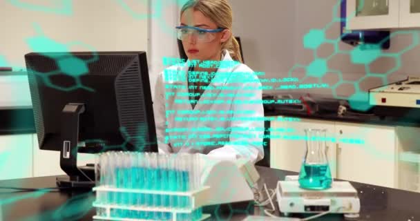 Bilimsel Veri Işleme Animasyonu Bilgisayar Kullanarak Kadın Bilim Adamının Üzerinde — Stok video