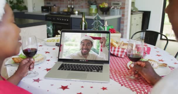Африканська Американська Пара Вином Допомогою Ноутбука Відео Дзвінка Щасливим Чоловіком — стокове відео