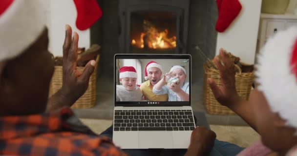 Africký Americký Pár Santa Klobouky Pomocí Notebooku Pro Vánoční Video — Stock video